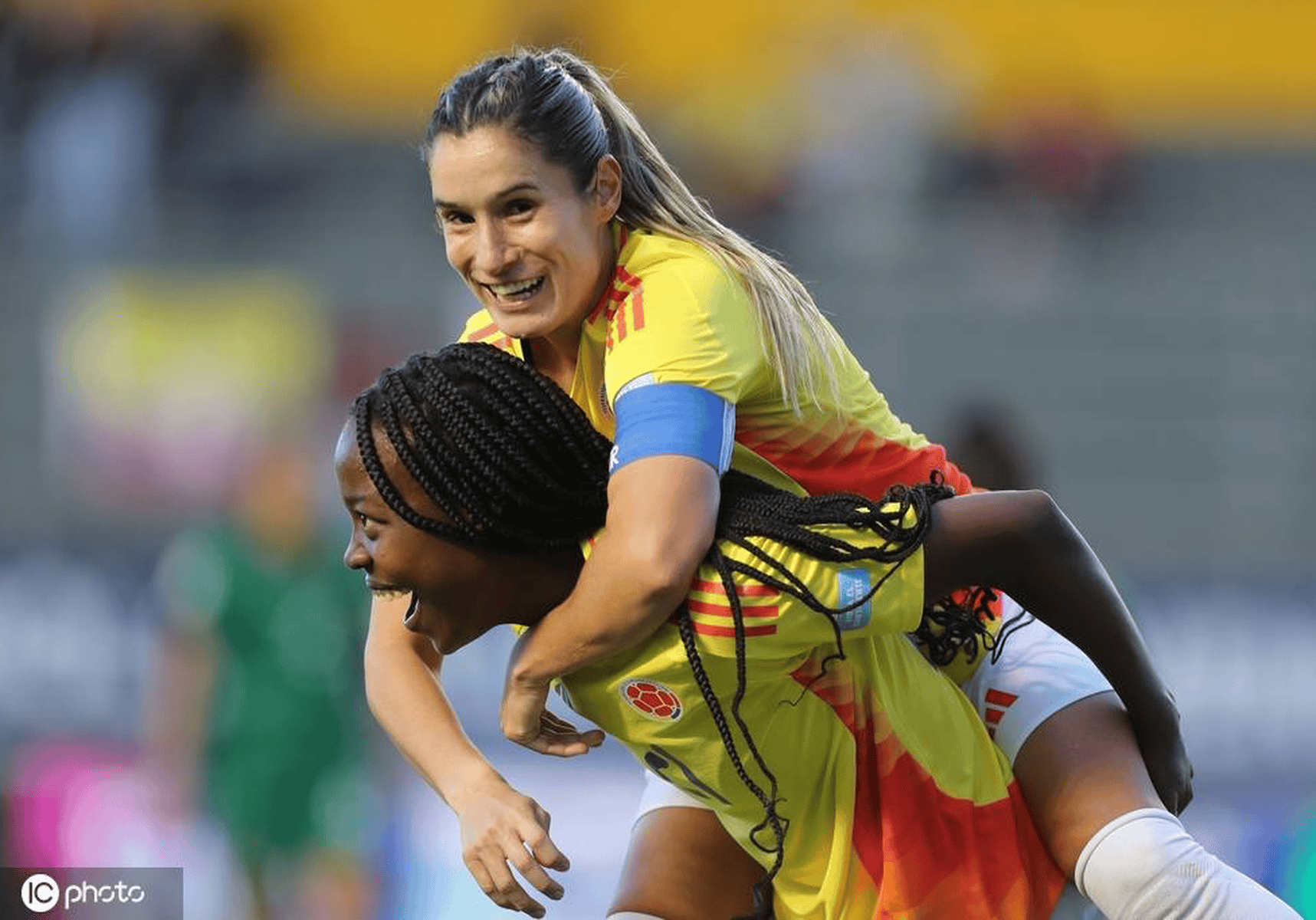 关于哥伦比亚大胜玻利维亚，欧预赛小组晋级前景看好的信息